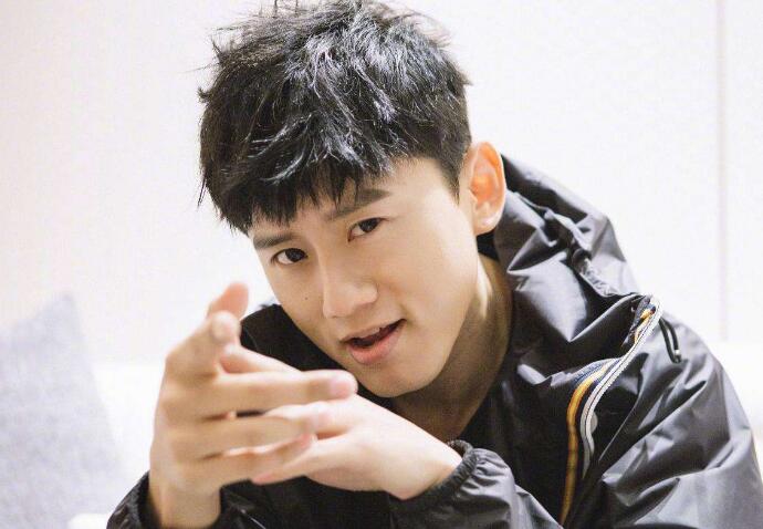 张杰回应与谢娜拥吻 夫妻深夜街边亲吻画面太亲腻