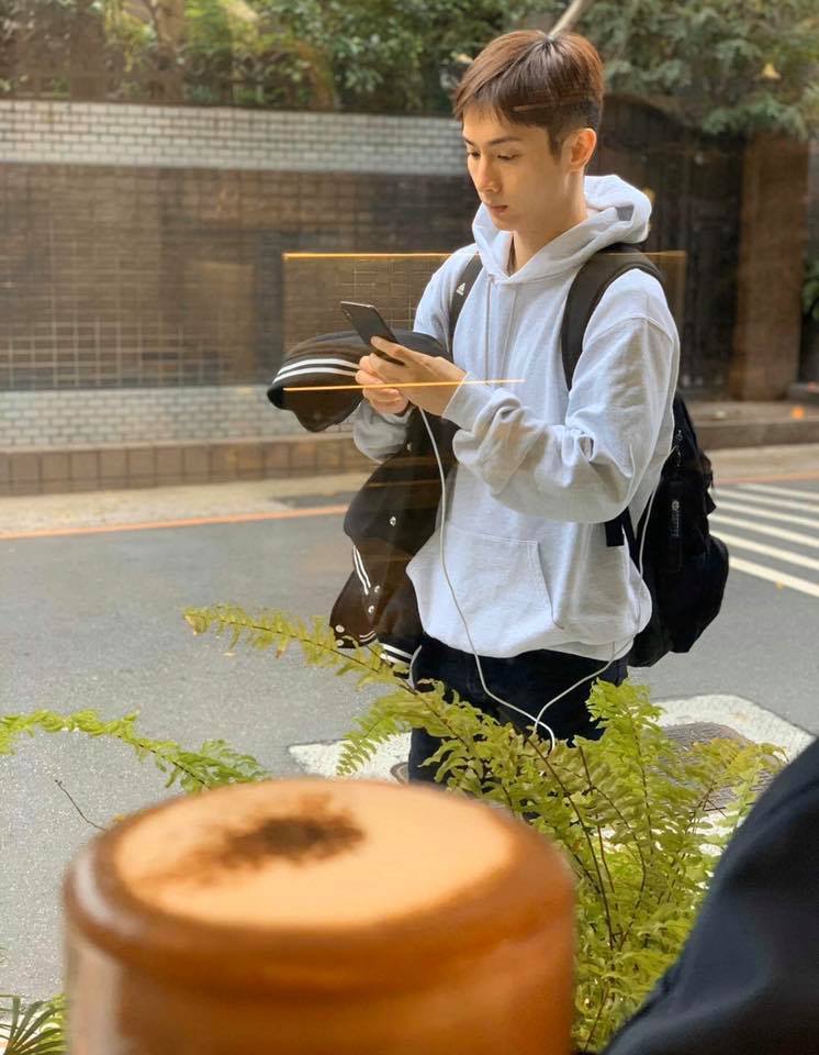 曝炎亚纶与阿本约会看电影 两人疑似旧情复燃