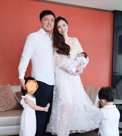 吴佩慈承认已诞下第四胎女儿 开心自曝女儿长得像爸爸
