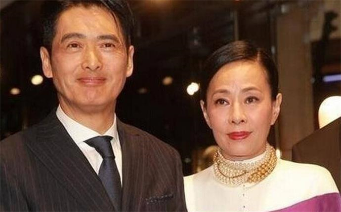 周润发陈荟莲怎么认识的 夫妻感情恩爱如初羡煞旁人