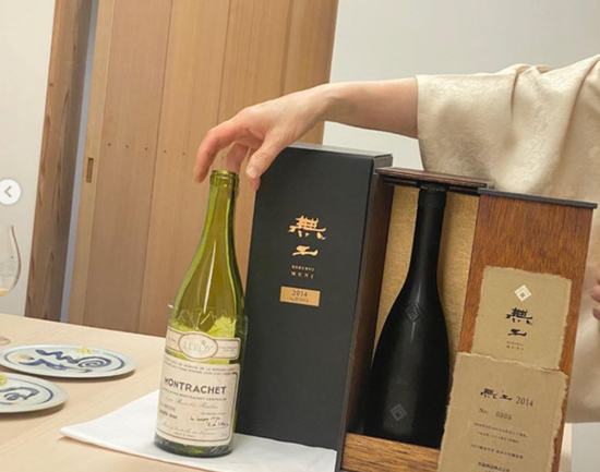 王思聪晒照高调炫富 一瓶酒88万天价?