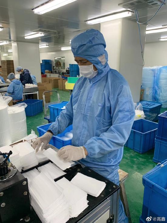 高鑫去口罩厂做义工 以身作则为抗击疫情出力