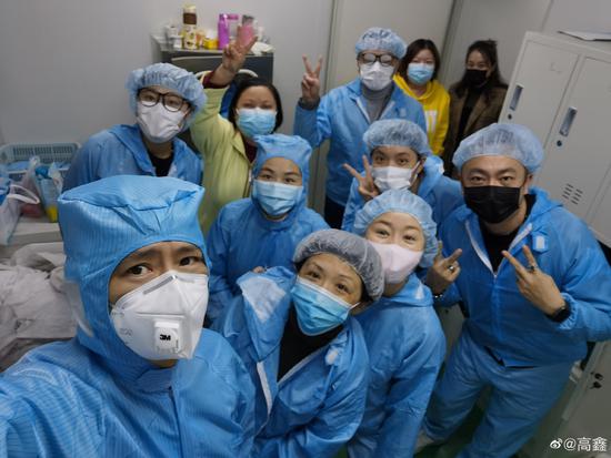 高鑫去口罩厂做义工 以身作则为抗击疫情出力