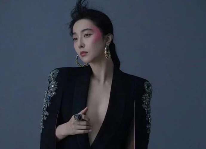 范冰冰海外杂志封面 真空上阵很大胆女王气场十足