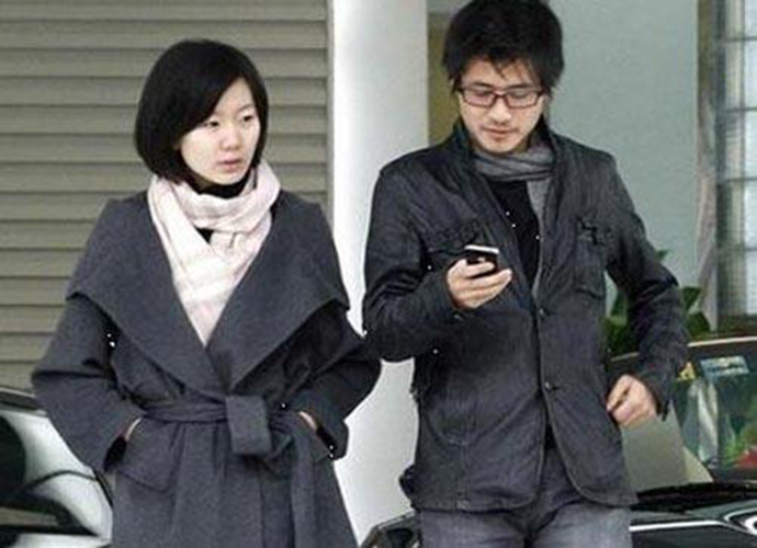 韩寒一夫多妻真的吗 韩寒两个老婆赵卓娜金丽华住一起吗