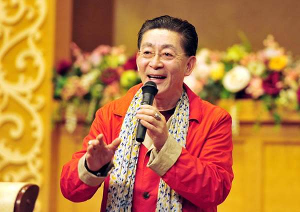 六小龄童送医护粉丝签名书:广大医务工作者是最大的功臣