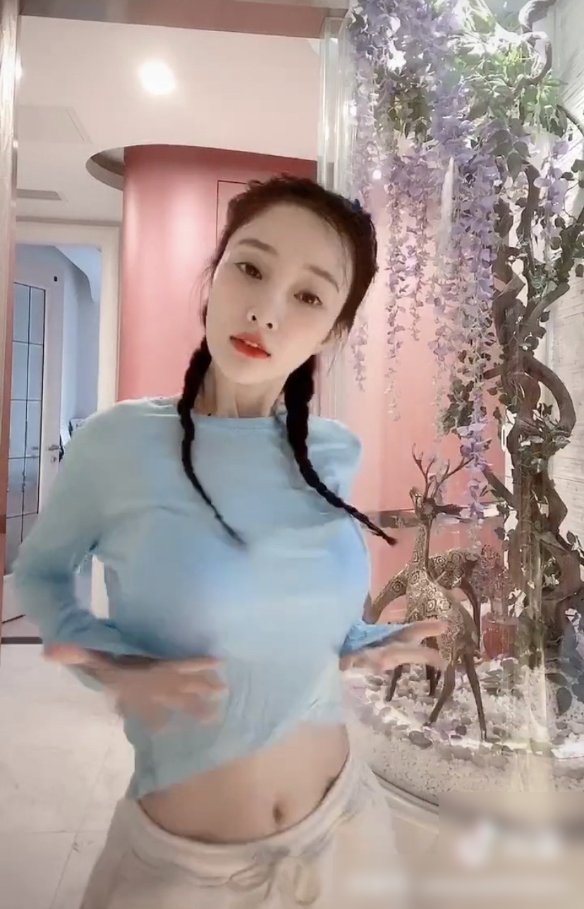 李小璐穿露脐装跳舞 展现诱人好身材