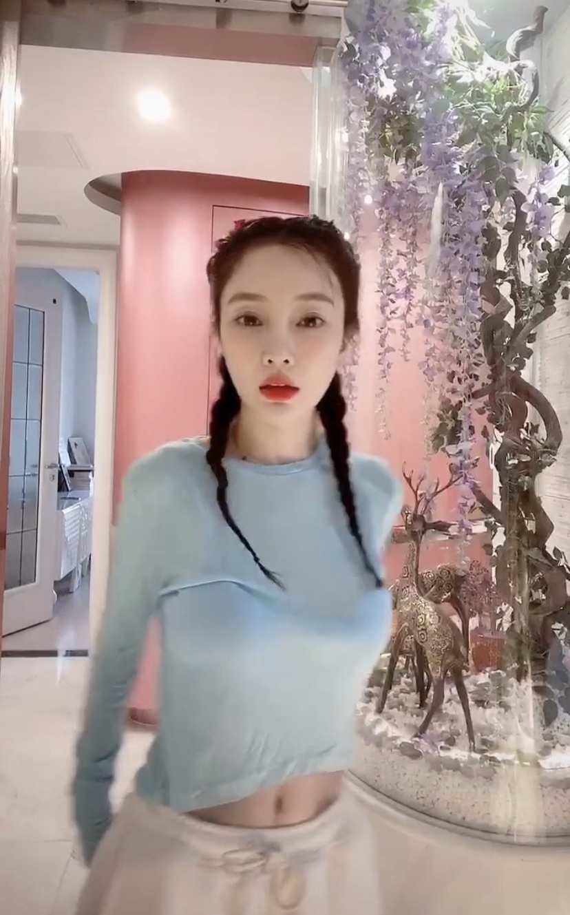 李小璐穿露脐装跳舞 展现诱人好身材