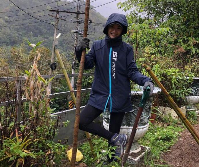 林依晨植树节种树 兴致勃勃拿铁锹穿雨衣种树