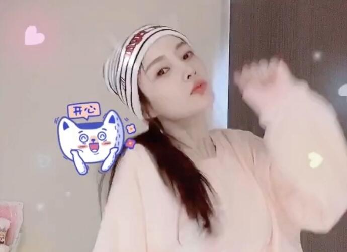 李小璐对镜热舞好欢乐 被质问是想走网红路线吗