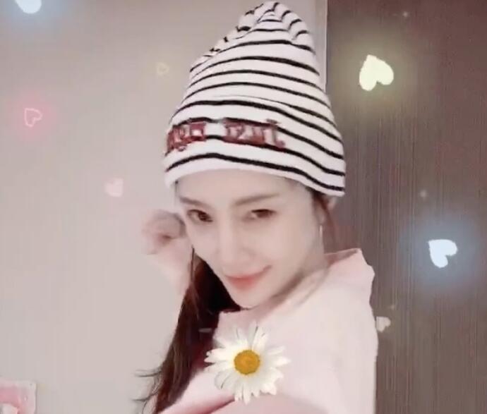 李小璐对镜热舞好欢乐 被质问是想走网红路线吗