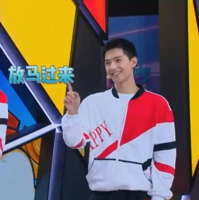 杨洋现身录制《快乐大本营》 跳企鹅舞超级可爱