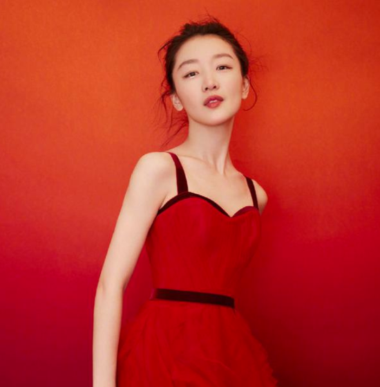 周冬雨方否认与易烊千玺恋情 女方经纪人只发了一个字
