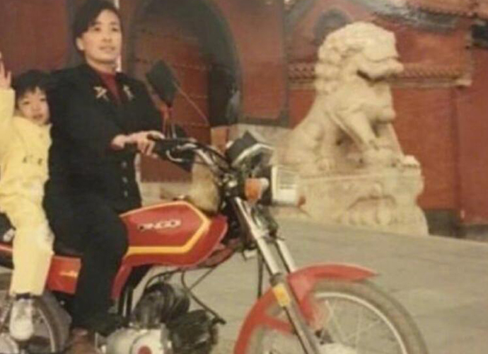 周冬雨易烊千玺谈恋爱了吗 易烊千玺朋友圈被曝有猫腻