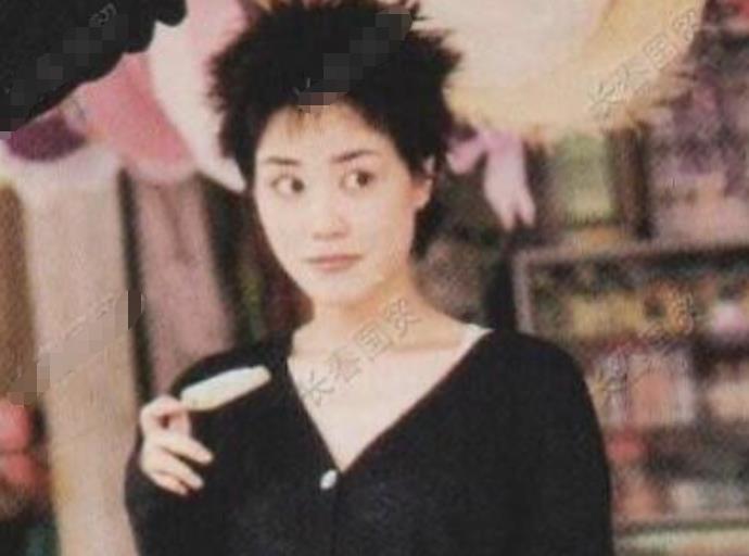 王菲当街吃雪糕卖萌 昔日青涩旧照曝光好少女