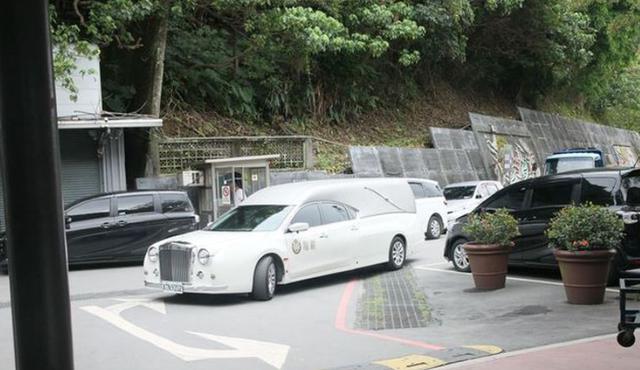 刘真遗体火化家人含泪送别 现场未见辛龙身影