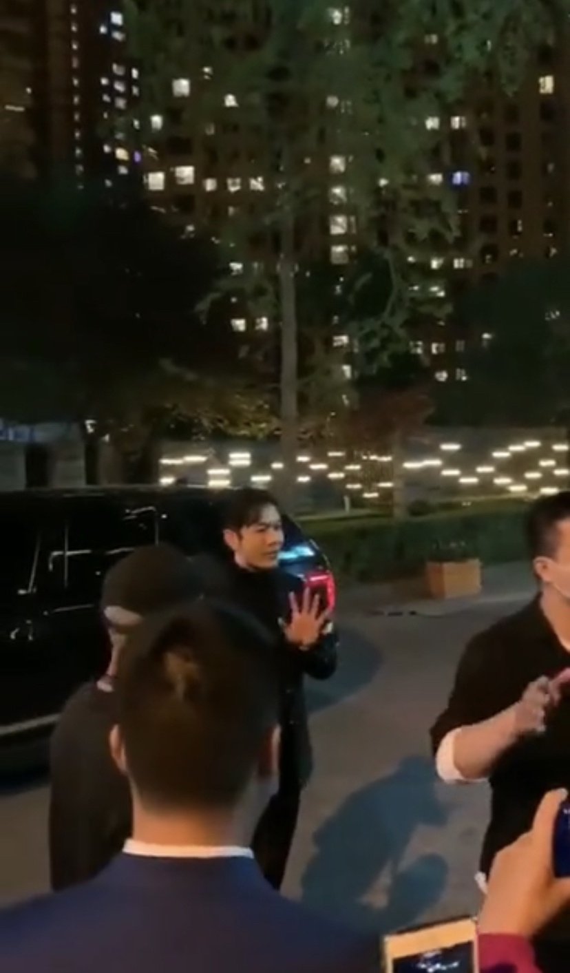 路人聚集围观黄晓明拍戏 本尊亲自疏散