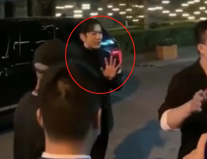 黄晓明拍戏疏散路人 为人没架子新剧叫什么