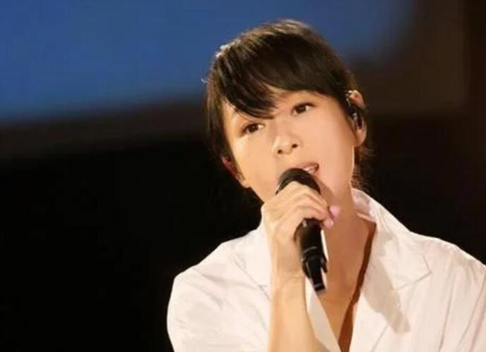 刘若英线上演唱会 没有现场观众去不影响她感动众人