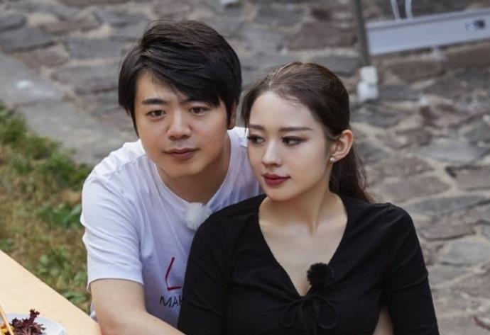 吉娜抱起150斤郎朗 纤细的身体力大如牛惊呆众人