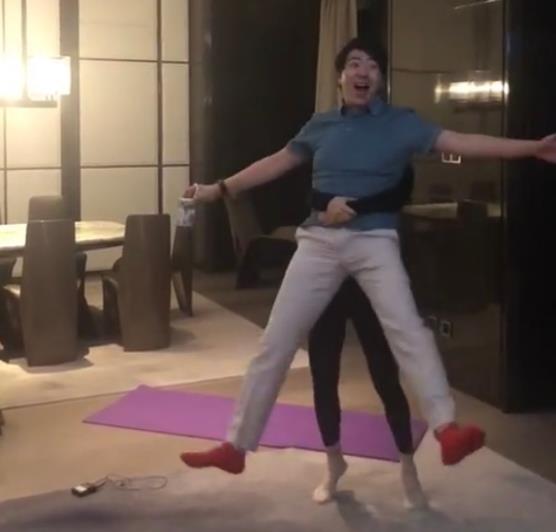 吉娜抱起150斤郎朗 纤细的身体力大如牛惊呆众人