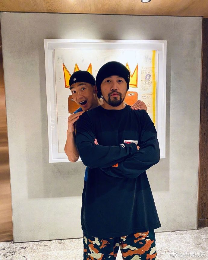 周杰伦借位秀肌肉 网友调侃:太幼稚了!