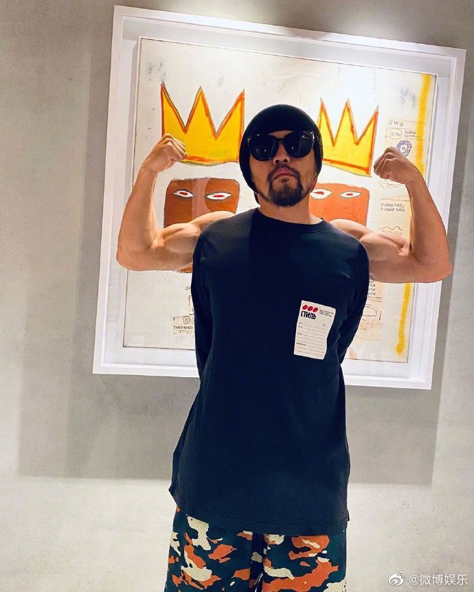 周杰伦借位秀肌肉 网友调侃:太幼稚了!