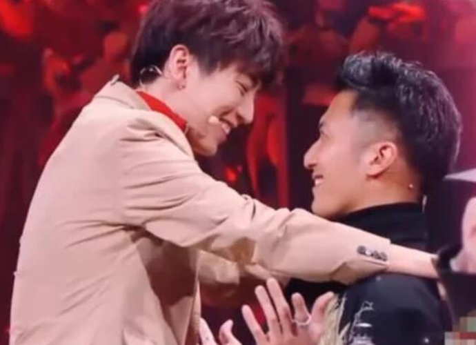 王俊凯壁咚谢霆锋 有问必答王俊凯亲自上阵演示