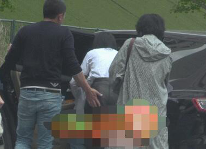 谭卓疑似隐婚生子 怀抱小男孩陌生男子轻拍其屁股
