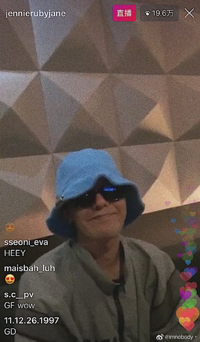 权志龙在Jennie直播出现 对镜头微笑酷帅十足