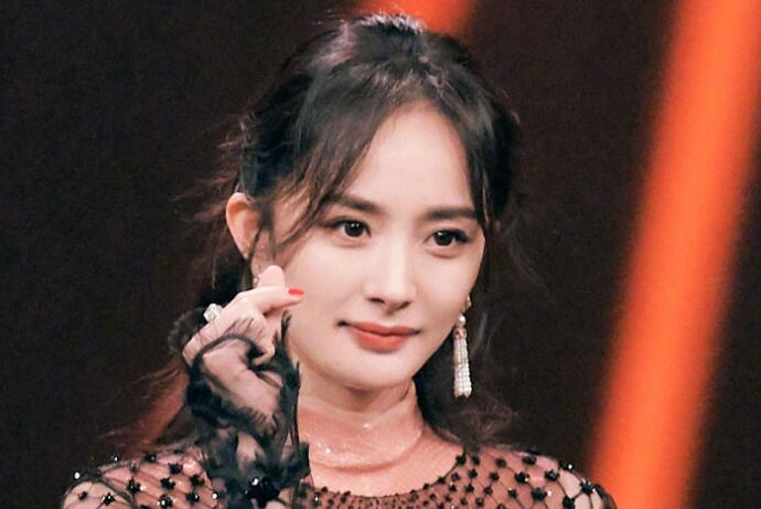 杨幂黑脸扔伞被骂垃圾 一个举动惹忍周围群众始末回顾