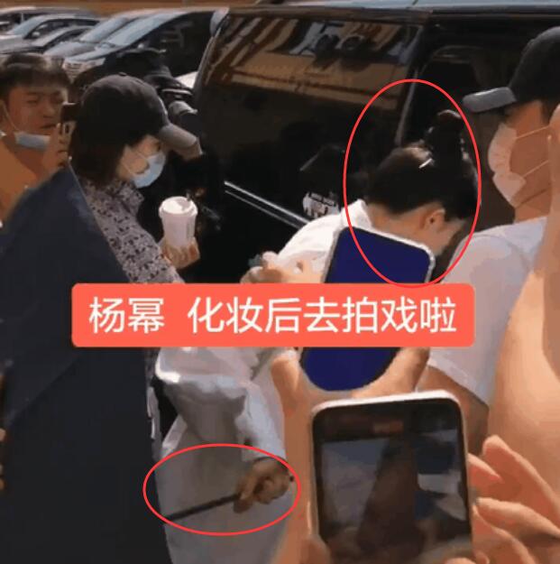 杨幂黑脸扔伞被骂垃圾 一个举动惹忍周围群众始末回顾