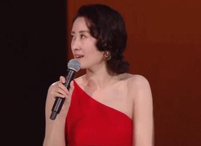 刘敏涛唱歌表情管理失控 红色高跟鞋演唱截图成表情包