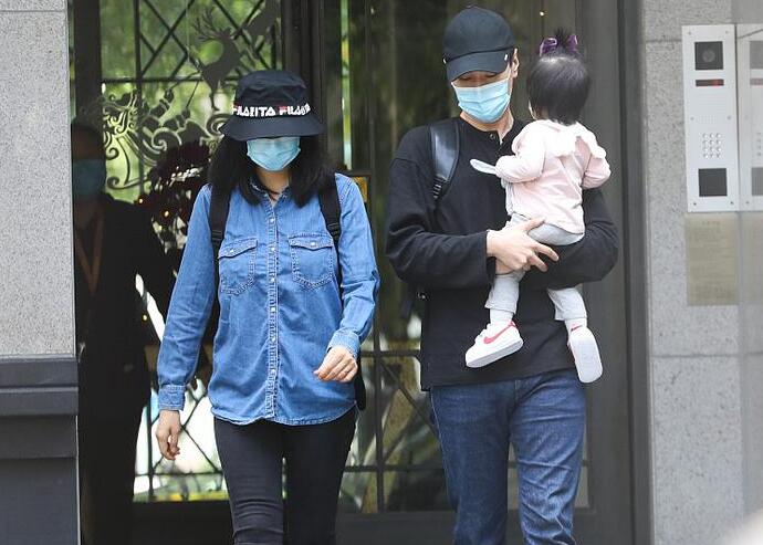高圆圆一家三口现身 女儿五官模样像谁叫什么名字