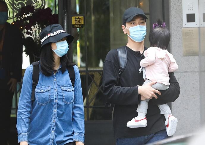 高圆圆一家三口现身 女儿五官模样像谁叫什么名字