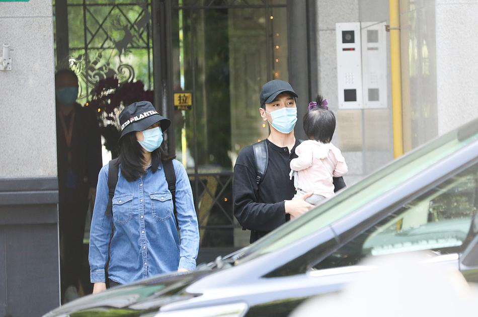 赵又廷高圆圆一家三口现身 画面十分温馨