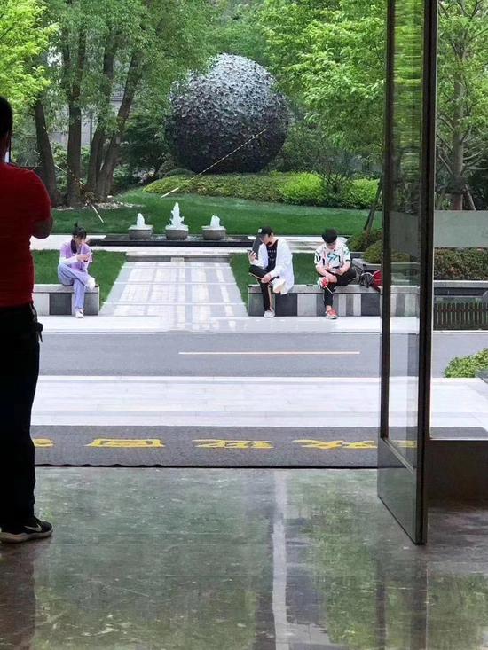曝王思聪带女生看房 这是好事将近?
