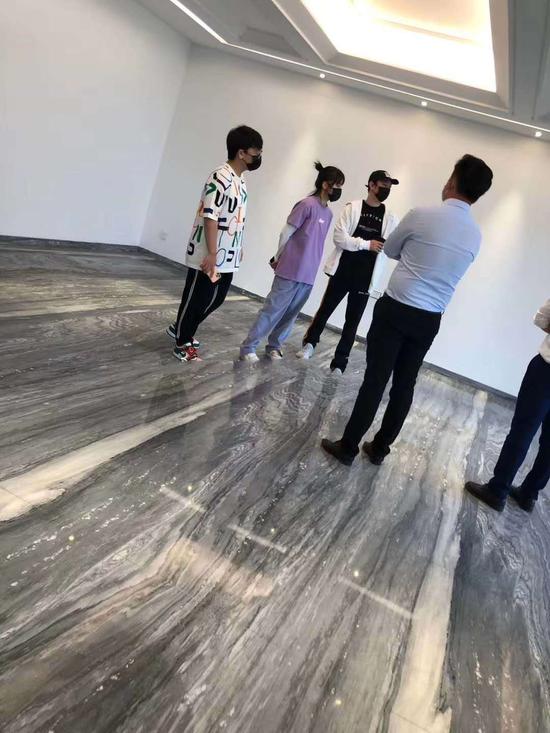 曝王思聪带女生看房 这是好事将近?