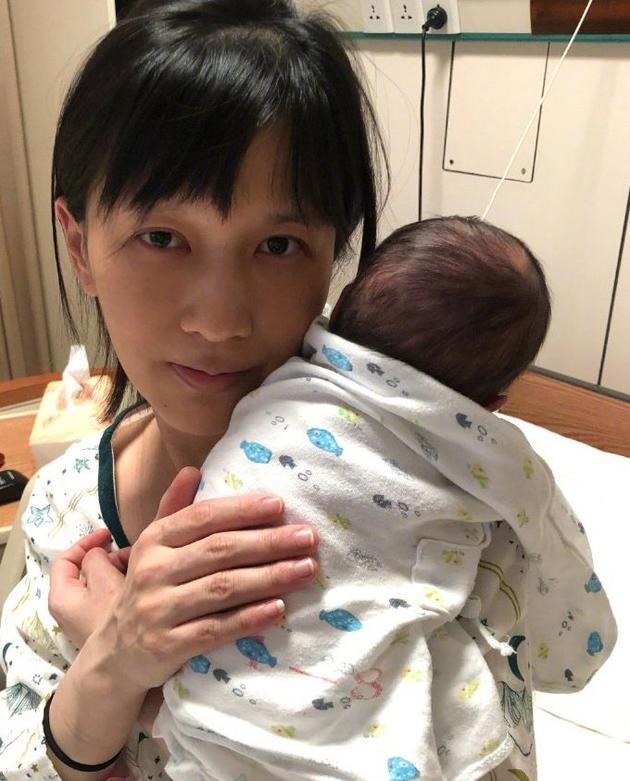 Papi酱懒理孩子随父姓争议 微博置顶"挑刺狂魔"内容