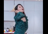 刘敏涛教授女团舞:抽筋捋头发爱谁是谁