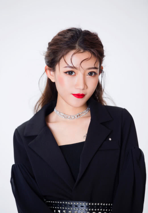 小伊伊照片