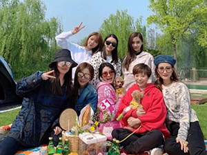 baby和闺蜜野餐 闺蜜们颜值都在线对比baby不逊色