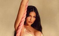 卡戴珊妹妹Kylie Jenner身穿Agent Provocateur大秀好身材