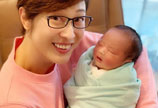 陈法蓉前往医院探望蔡少芬 开心抱着新生儿合影