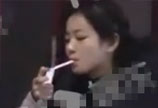 李庚希和男性朋友逛街时抽烟被拍 曾饰演《小欢喜》英子