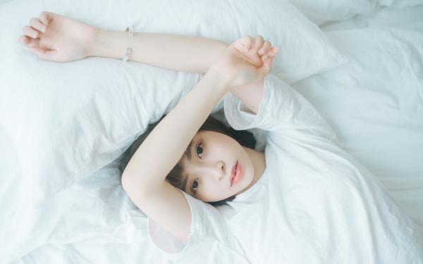 订婚宴上绿茶养妹对未婚夫演柔弱，我放下白玉兰奖杯直接开演 主角苏暖沈梦小说