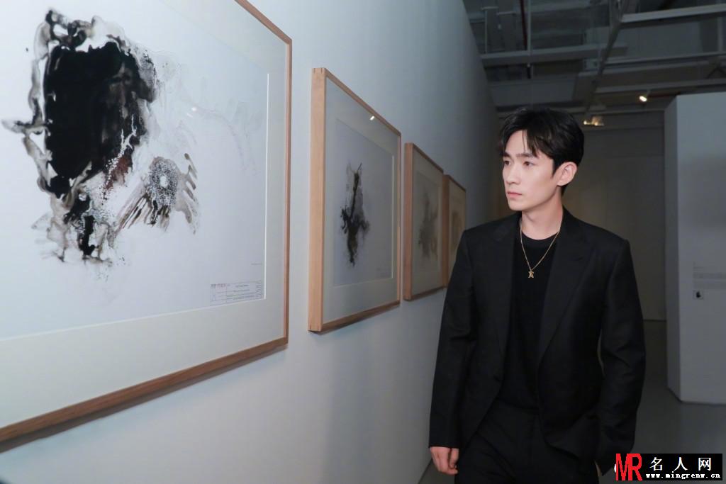 朱一龙现身菲利普·帕雷诺艺术展(1)