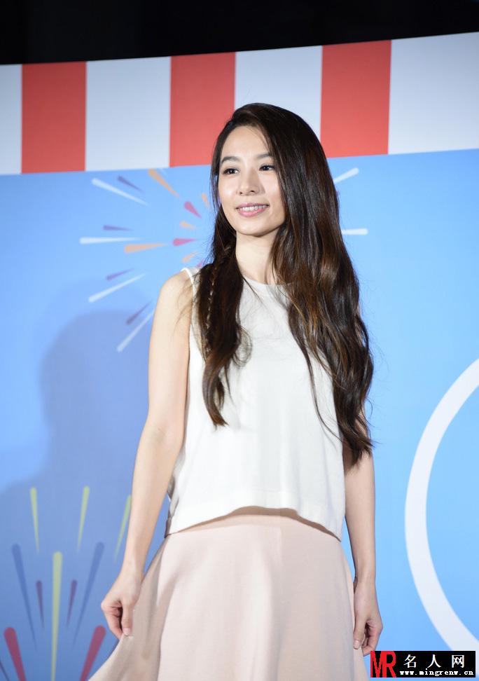 田馥甄长裙出席活动 笑容甜美开心无比(1)