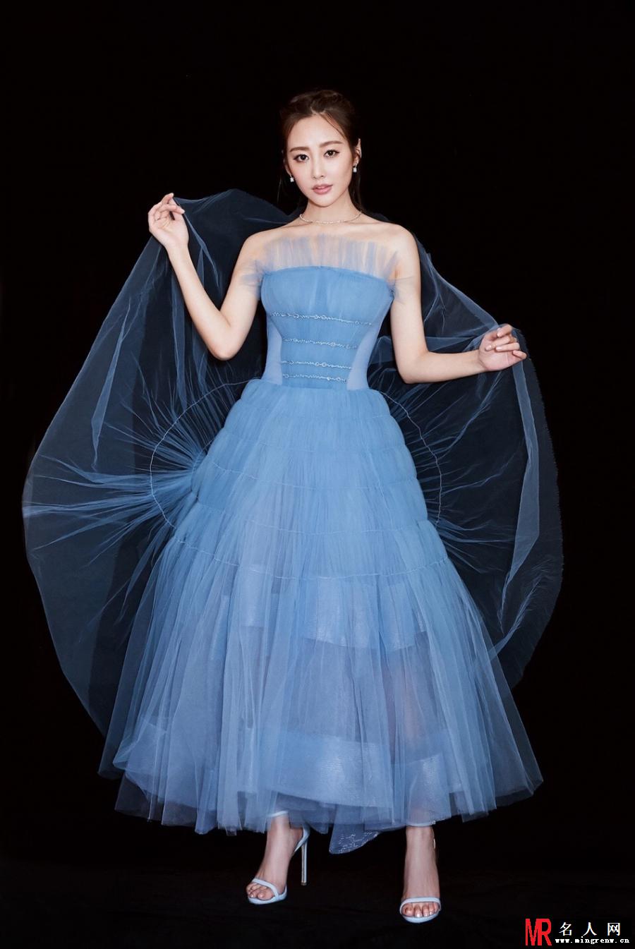 李纯着蓝色纱裙似芭蕾仙子 尽显少女气质(1)