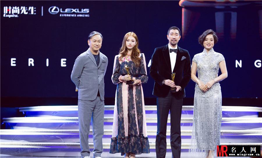 林允一袭碎花长裙亮相活动现场 甜美可人笑容不断(1)